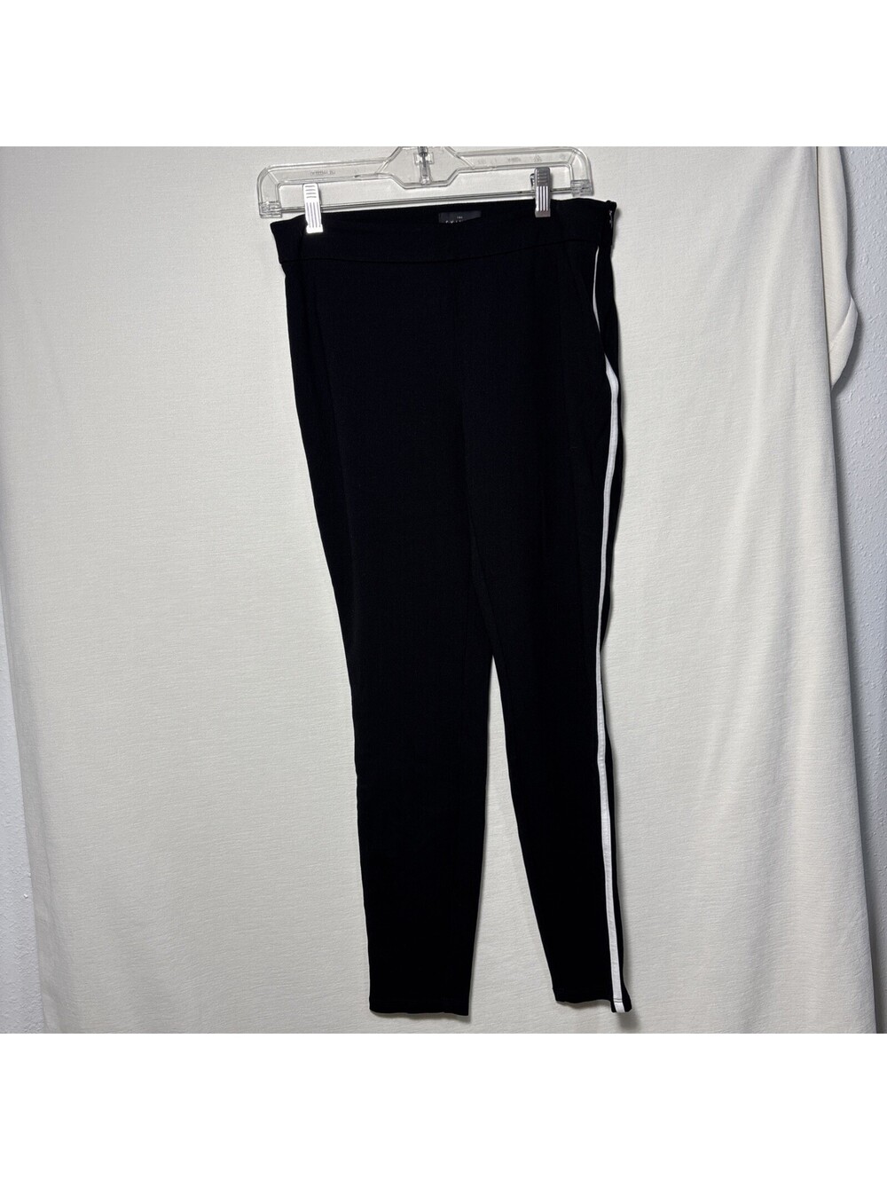 The Skinny White House Black Market Pants SiE 6 Black White Line